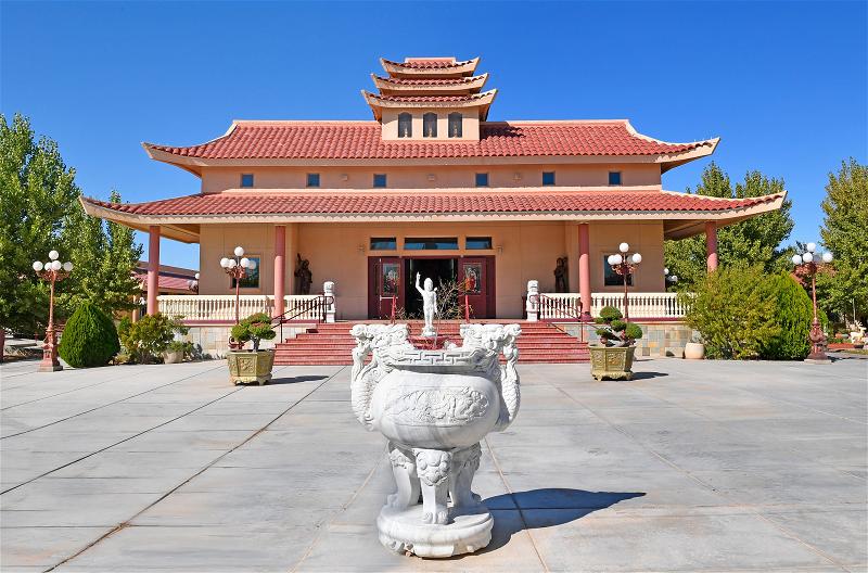 18 tượng A La Hán hai bên đường vào Thiền Viện Chân Nguyên