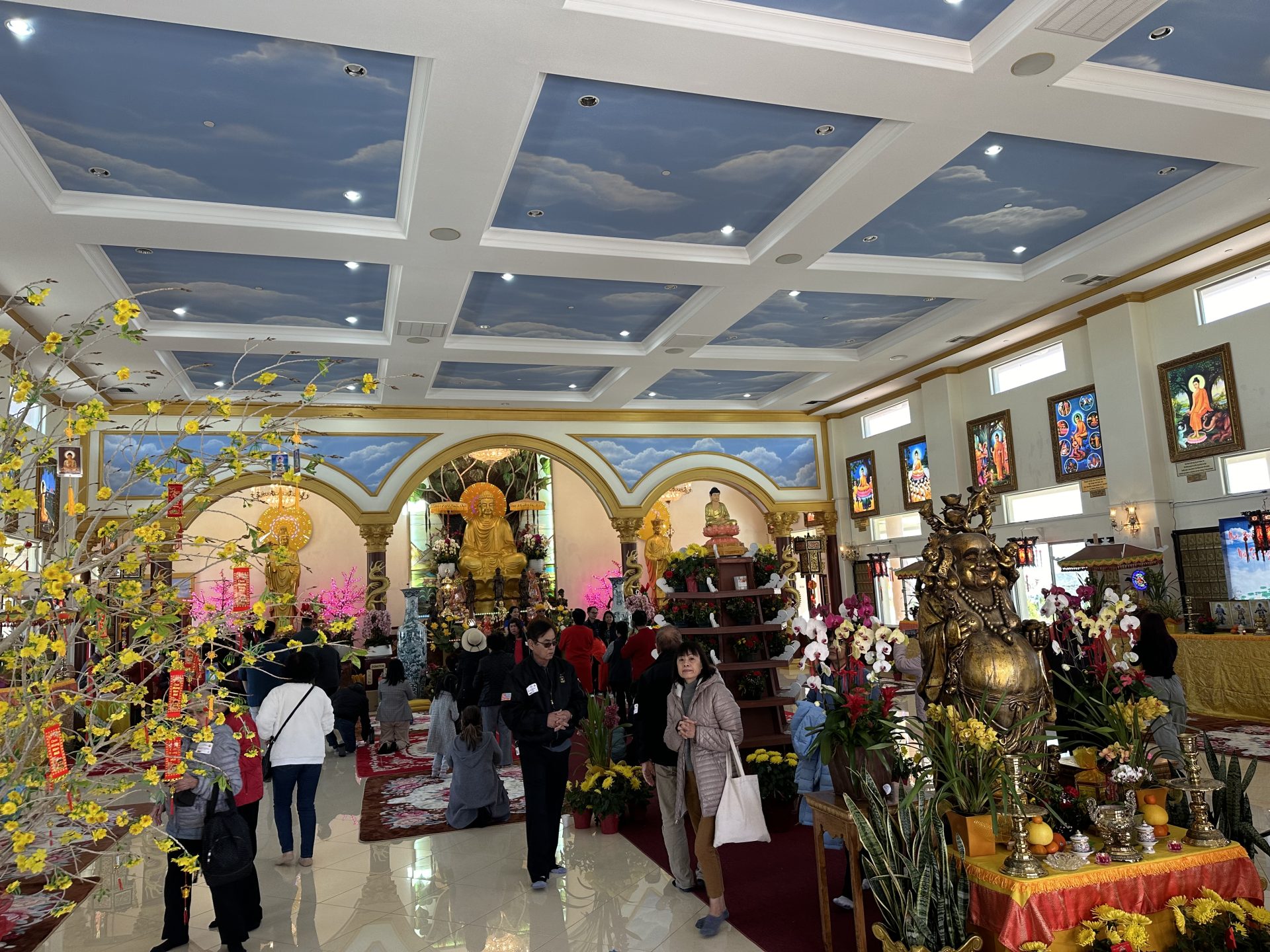 Chánh điện trang hoàng mai vàng và hoa lan đón Tết