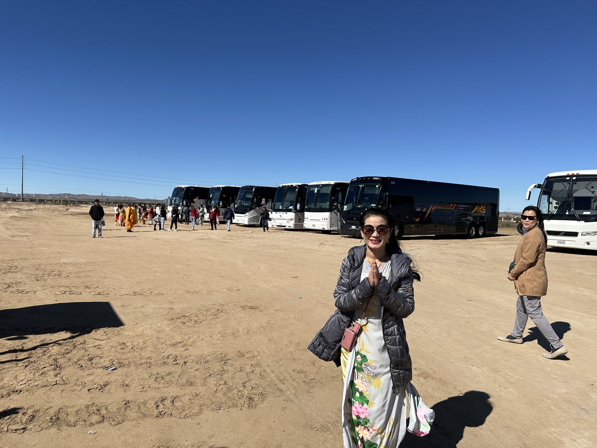 Đoàn xe bus hành hương từ Orange County về Thiền Viện Chân Nguyên
